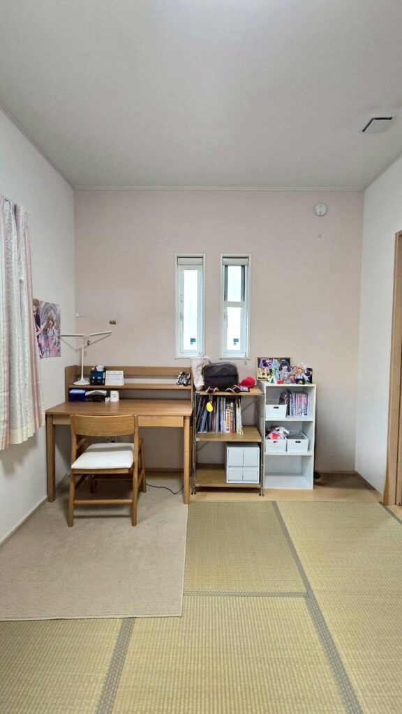 勉強机やその周りがスッキリ整った子供部屋の様子