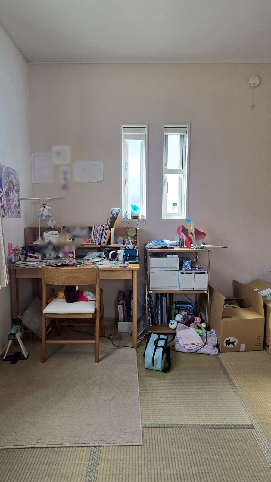 勉強机やその周りが散らかっている子供部屋の様子